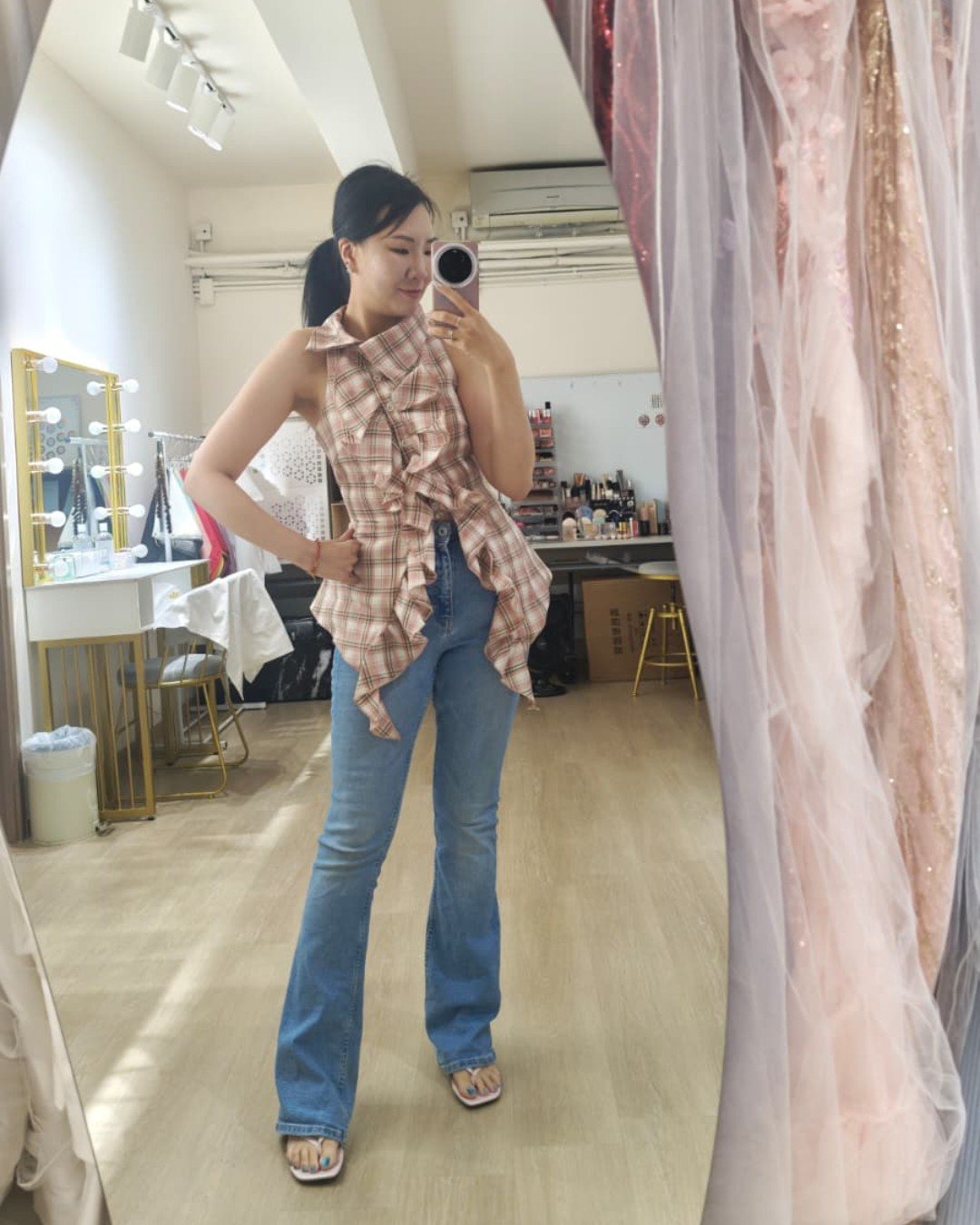 Top:越南小眾品牌 into.eight
Jeans:ZARA